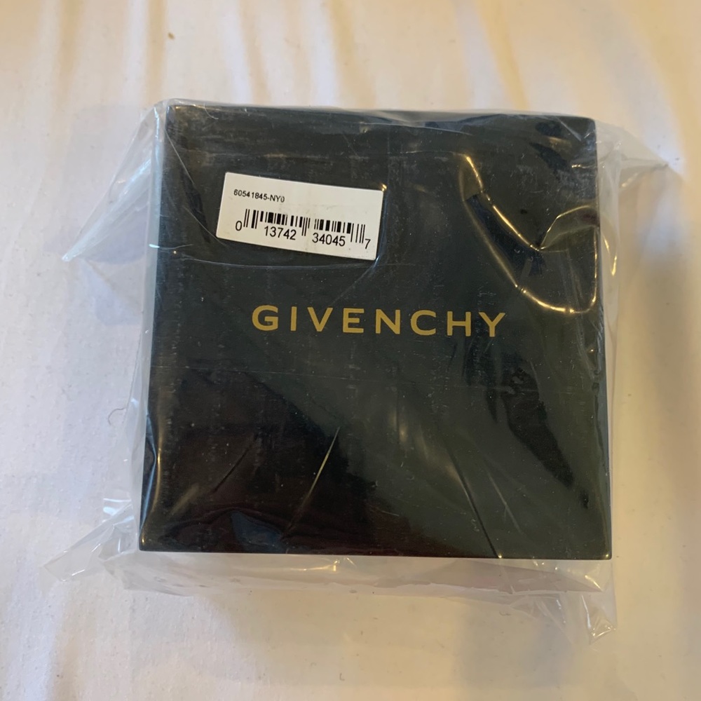 Givenchy
Silver-Tone Crystal Earrings & Necklace - Picture 5 of 8